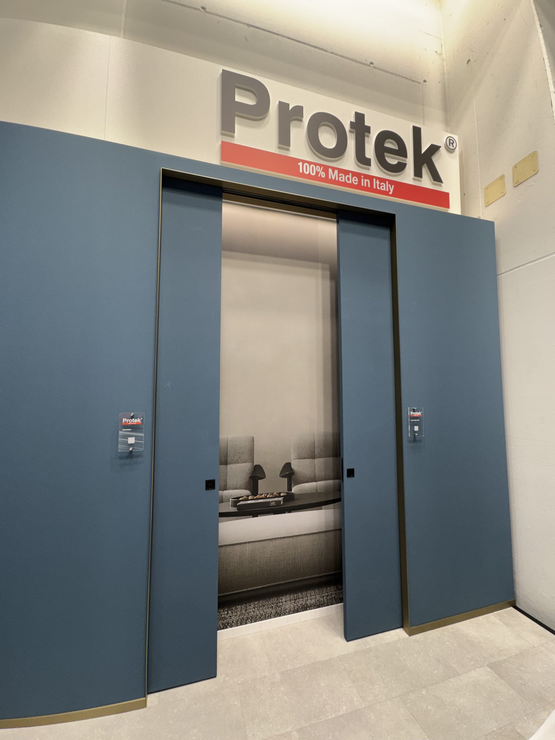 Porte filomuro scorrevoli Protek esposte allo stand BAU 2025
