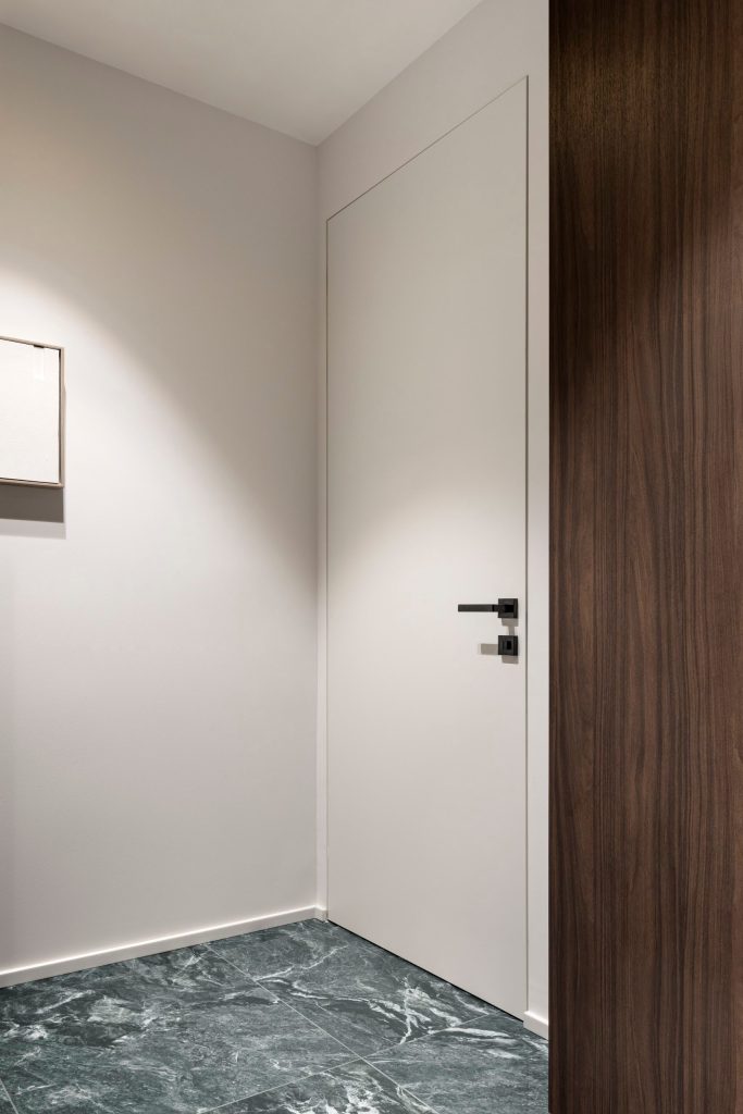 Palazzo dal Verme, Milano – Fifty, porta battente filomuro nel corridoio