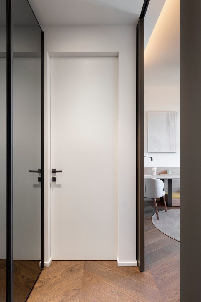 Palazzo dal Verme, Milano – Fifty, porta battente filomuro nel corridoio