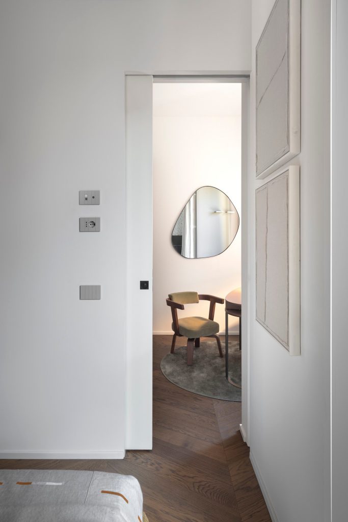 Palazzo dal Verme, Milano – Linear® FiloBattuta, porta scorrevole dello studio