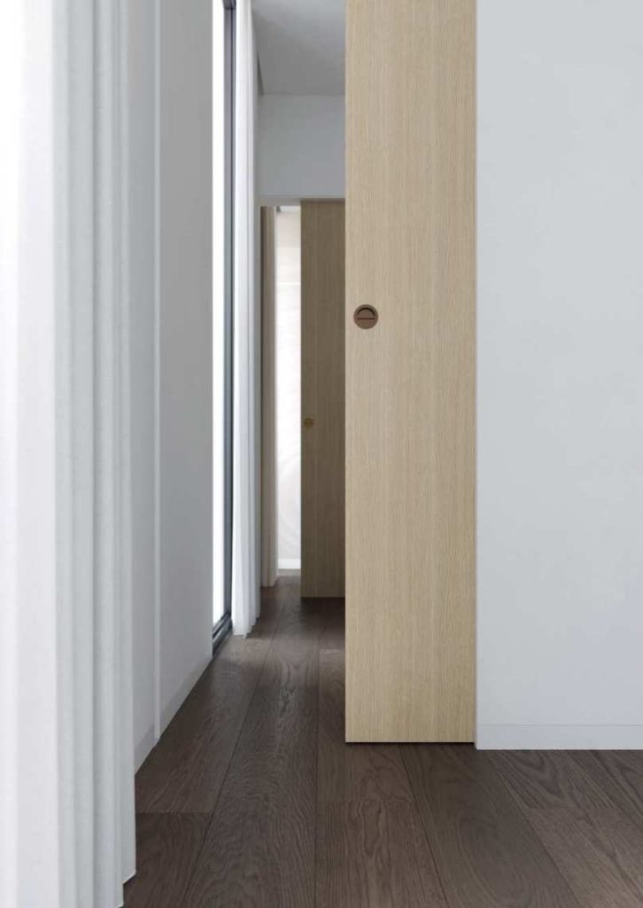 Porta filo muro scorrevole Linear® di Protekdesign: architettura dello spazio e continuità visiva della parete