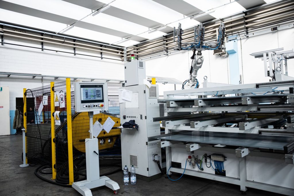 Linea di produzione robotizzata Industria 4.0 per controtelai filo muro nello stabilimento Protek