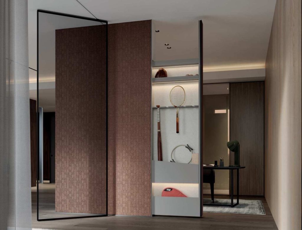 Sistema modulare a scomparsa Bigfoot di Protekdesign integrato in una parete con boiserie